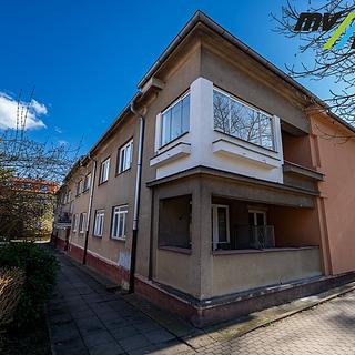 Prodej bytu 1+kk a garsoniéry 30 m² Lysá nad Labem, Sídliště