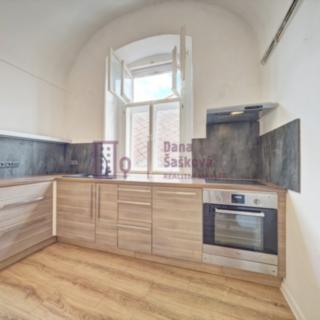 Pronájem bytu 2+1 50 m² Jindřichův Hradec I, nám. Míru