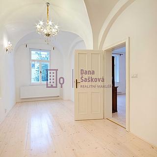 Pronájem bytu 2+1 71 m&sup2; Jindřichův Hradec