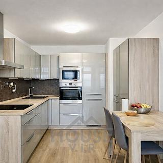 Prodej bytu 3+kk 65 m² Praha Petrovice, Rezlerova