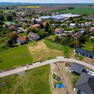 Prodej stavební parcely 1213 m² Dubany