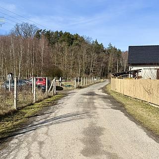Prodej stavební parcely 1 402 m² Okna