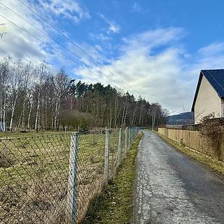 Prodej stavební parcely 1 402 m² Okna