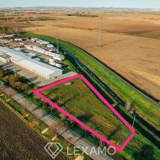 Prodej komerčního pozemku 3300 m² Měnín
