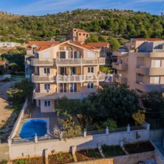 Prodej rodinného domu, 317m²