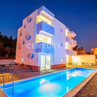 Prodej rodinného domu, 700m²