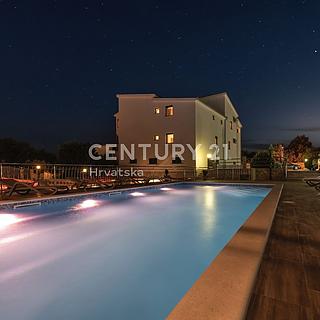 Prodej rodinného domu, 1600m²