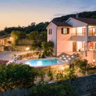 Prodej vily, 320m²