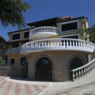 Prodej rodinného domu, 1800m²