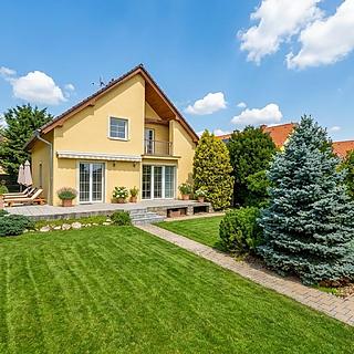 Pronájem rodinného domu 230 m² Louny, Platanová