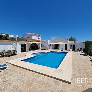 Prodej rodinného domu, 328m²