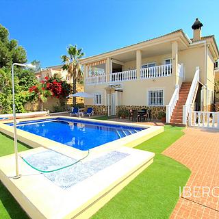 Prodej rodinného domu, 271m²