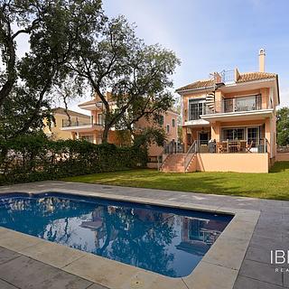 Prodej rodinného domu, 369m²