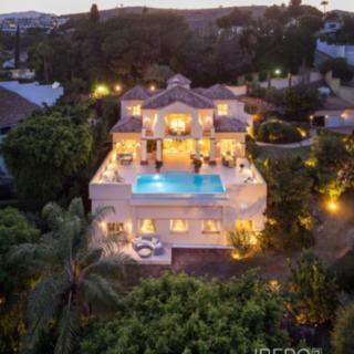 Prodej rodinného domu, 736m²