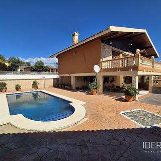 Prodej rodinného domu, 667m²