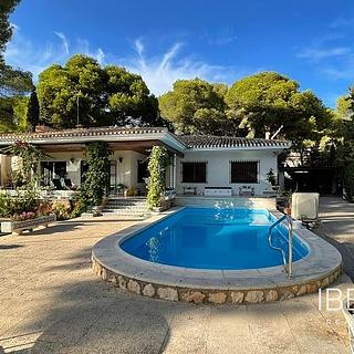 Prodej rodinného domu, 250m²