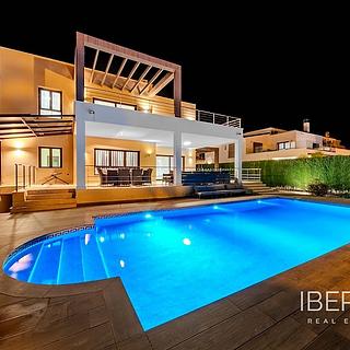 Prodej rodinného domu, 477m²