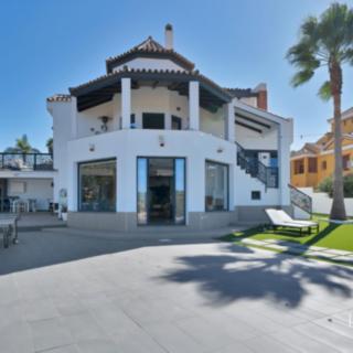 Prodej rodinného domu, 292m²