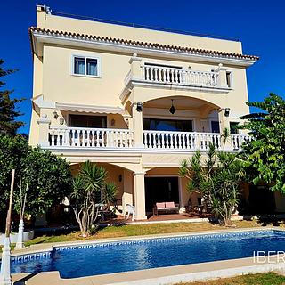 Prodej rodinného domu, 365m²