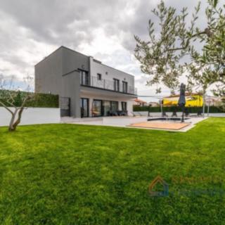 Prodej rodinného domu, 204m²