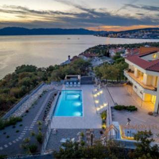 Prodej rodinného domu, 463m²