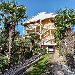 Prodej rodinného domu, 396m²