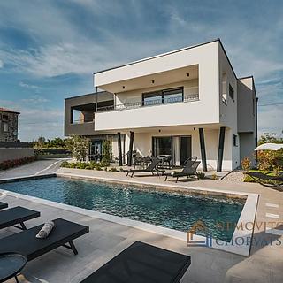 Prodej rodinného domu, 303m²