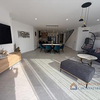 Pronájem rodinného domu, 214m²