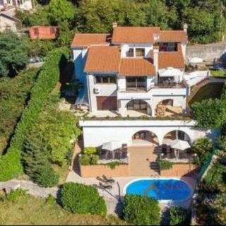 Prodej rodinného domu, 476m²