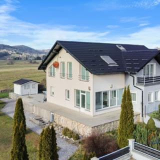 Prodej rodinného domu, 305m²