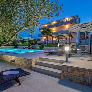 Prodej rodinného domu, 594m²