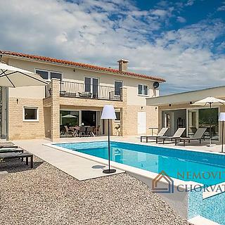 Prodej rodinného domu, 180m²