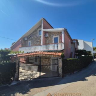 Prodej rodinného domu, 329m²