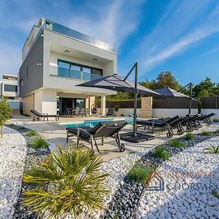 Prodej rodinného domu, 194m²