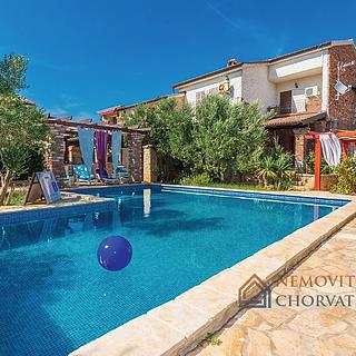 Prodej rodinného domu, 296m²