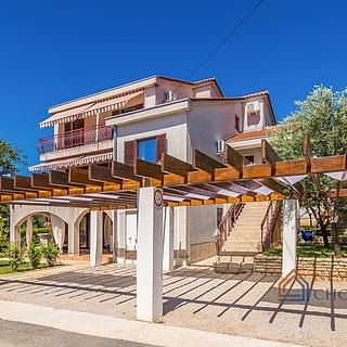 Prodej rodinného domu, 282m²