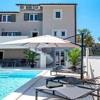 Prodej rodinného domu, 235m²