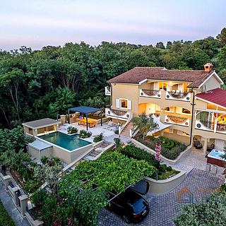 Prodej rodinného domu, 395m²