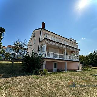 Prodej rodinného domu, 326m²