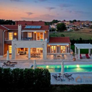 Prodej rodinného domu, 332m²