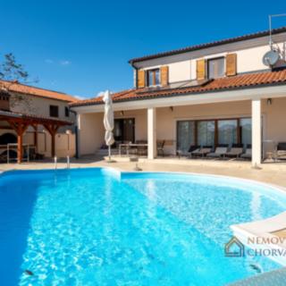 Prodej rodinného domu, 398m²