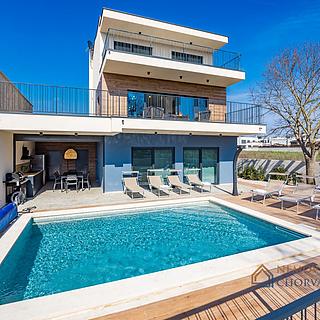 Prodej rodinného domu, 244m²