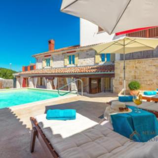 Prodej rodinného domu, 597m²