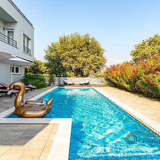 Prodej rodinného domu, 330m²