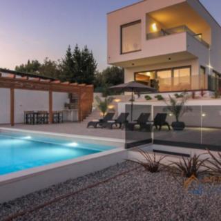 Prodej rodinného domu, 195m²