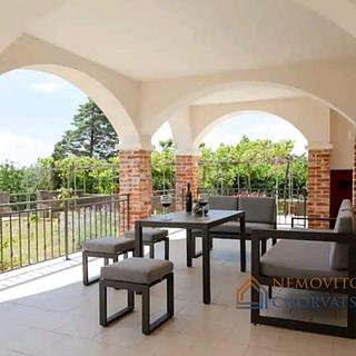 Prodej rodinného domu, 330m²