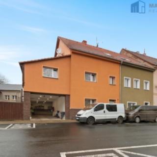 Pronájem bytu 2+kk 80 m² Hostomice, Školní náměstí