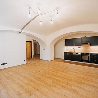 Pronájem bytu 3+kk 81 m² Tábor, Bechyňská